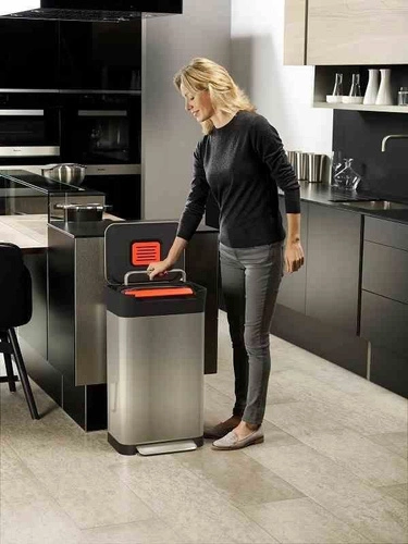 Kosz na śmieci do kuchni Joseph Joseph stalowy 30l z systemem zgniatania i filtrem