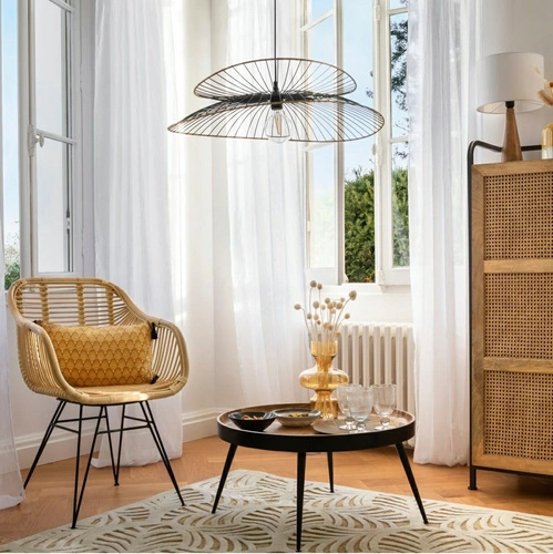 Krzesło rattanowe Koeta Atmosphera do jadalni i salonu z podłokietnikami na metalowych nogach