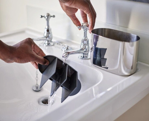 Joseph Joseph EasyStoreLuxe stalowy organizer na szczoteczki do zębów łazienkowy nowoczesny