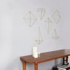 Ozdoba ścienna metalowa Prisma Brass Umbra geometryczna złota dekoracja ścienna do salonu