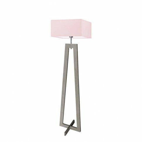 Lampa stojąca do salonu Jawa nowoczesna drewniana z jasnoróżowym abażurem Lysne 138 cm