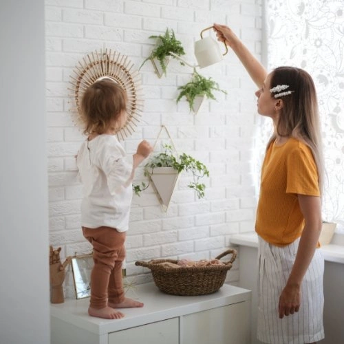 Doniczka ścienna Trigg Umbra geometryczna ceramiczna wisząca na zioła biało-złota