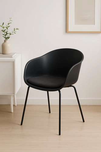 Krzesło do jadalni Topley Arm Intesi czarne tapicerowane z podłokietnikami łatwe czyszczenie