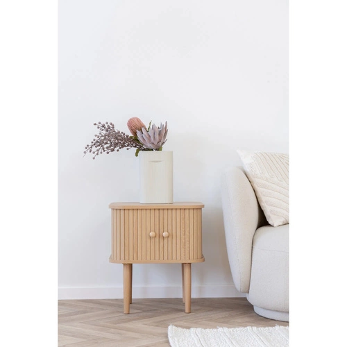 Szafka nocna Intesi Nikko 45 cm w stylu boho, naturalne drewno, frezowany front, z półką i wysokimi nogami