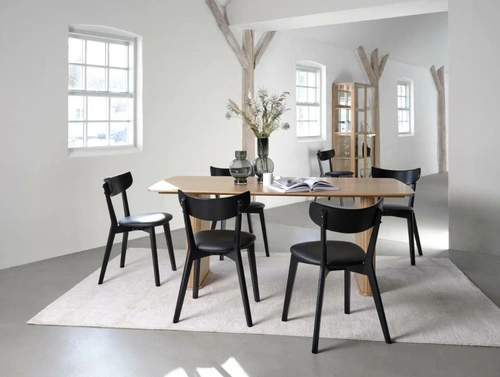 Krzesło Pero do jadalni czarne tapicerowane ekoskórą na dębowych nogach