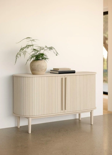 Komoda Meta 140 cm drewniana ryflowana na nóżkach do salonu