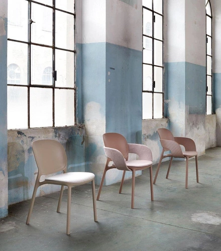 Krzesło ogrodowe z podłokietnikami Hug SCAB Design oliwkowe sztaplowane do jadalni i kuchni