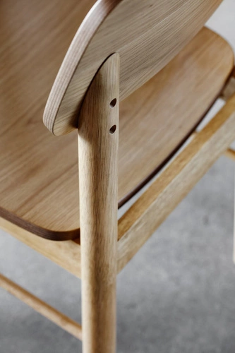 Hoker drewniany z oparciem Barlow Actona do kuchni i jadalni skandynawski dąb 74 cm