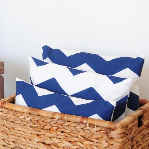 Poduszka dekoracyjna Chevron 40x40 bawełniana do salonu i sypialni biało-granatowa