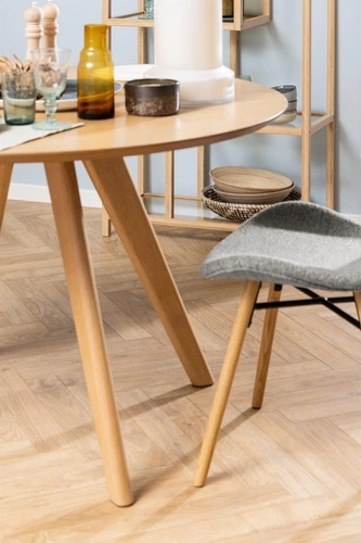 Krzesło tapicerowane Batilda szare do jadalni nowoczesne z drewnianymi nogami Actona