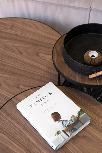 Stolik kawowy okrągły TRE 900 orzech amerykański skandynawski do salonu NORDIFRA