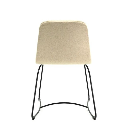 Krzesło tapicerowane Hips Fameg do jadalni i salonu nowoczesne bukowe na metalowych płozach