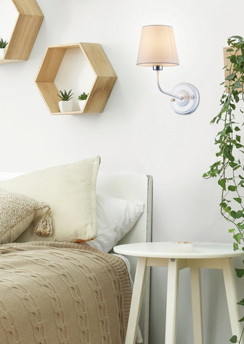 Kinkiet ścienny York biały glamour z tkaninowym kloszem do sypialni i salonu Ledea