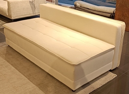 Nowoczesna sofa rozkładana Mikkeli z funkcją spania do salonu granatowa 2-osobowa