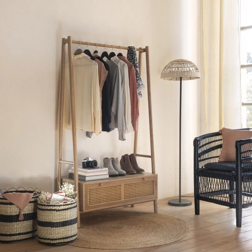 Wieszak stojący do przedpokoju Tiria Atmosphera z szufladą rattanową z drewna jesionowego