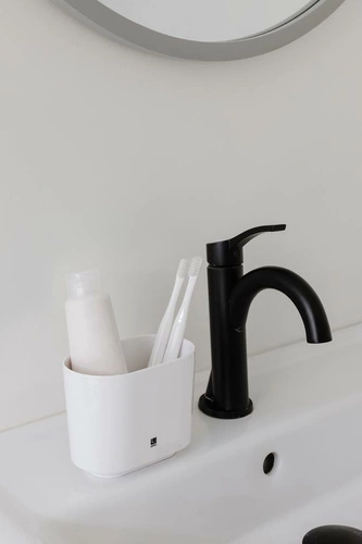 Umbra Step biały pojemnik na szczoteczki do zębów do łazienki nowoczesny