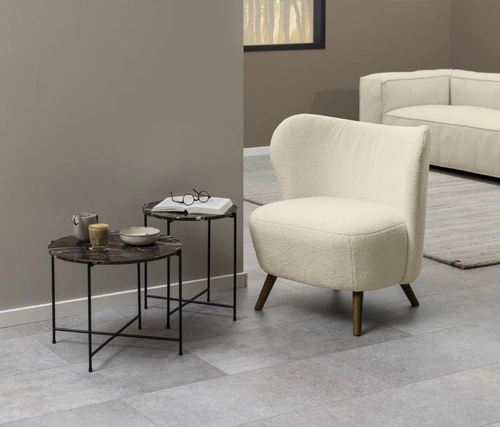 Fotel uszak do salonu Crosby beżowy baranek z podnóżkiem skandynawski boho Actona