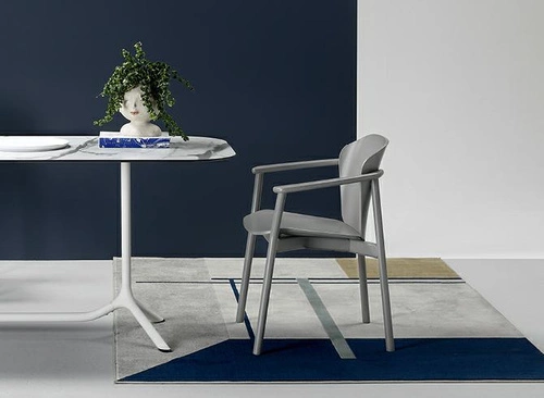 Krzesło do jadalni drewniane FINN SCAB Design zielone z podłokietnikami nowoczesne sztaplowane