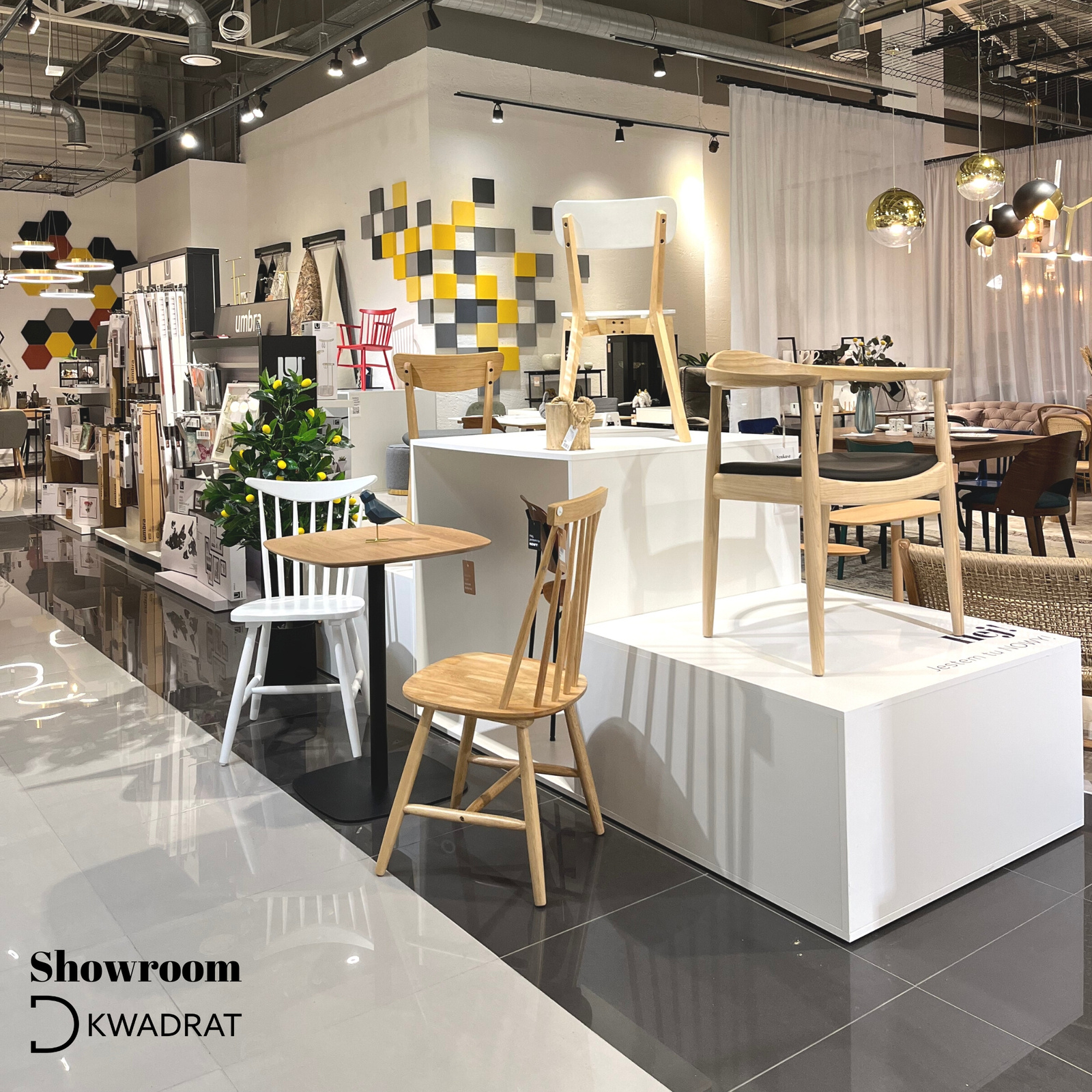 Krzesło drewniane President inspirowane Kennedy do jadalni z podłokietnikami naturalne D2.DESIGN