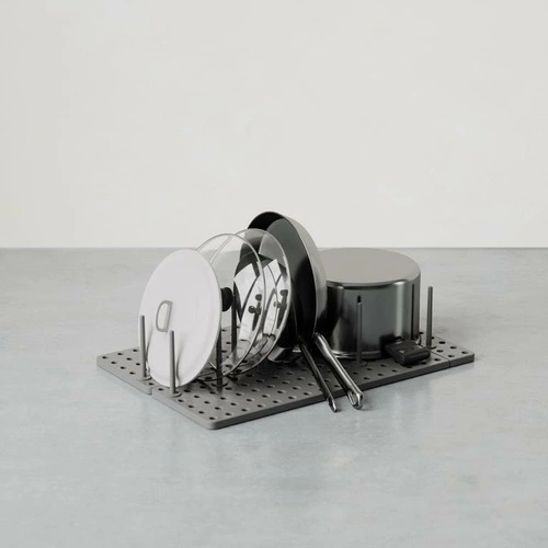 Ociekacz do naczyń do szuflady Umbra Peggy czarny nowoczesny z regulacją długości