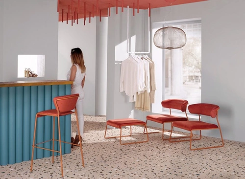 Fotel kubełkowy Lisa Lounge aksamitny czerwony na płozach nowoczesny do salonu SCAB Design