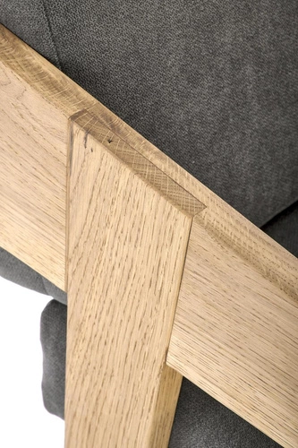 Fotel kubełkowy Davero szary skandynawski z dębowymi nogami do salonu tapicerowany