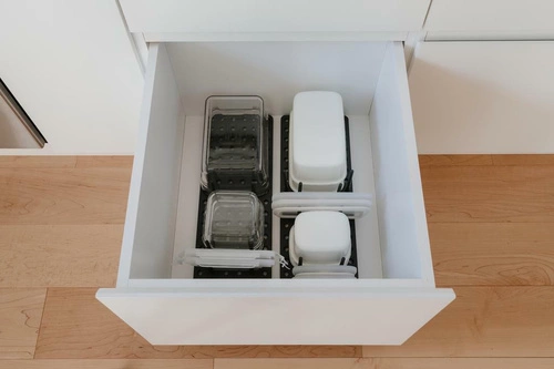 Ociekacz do naczyń do szuflady Umbra Peggy czarny nowoczesny z regulacją długości