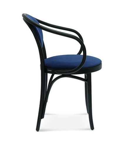 Krzesło drewniane Fameg B-9 tapicerowane z podłokietnikami do jadalni personalizowane