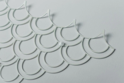 Nowoczesny wieszak ścienny do przedpokoju Husk biały metalowy POLYHEDRA 56 cm