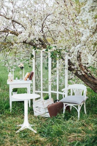 Stół okrągły do ogrodu i na balkon Bloom Intesi biały nowoczesny z tworzywa 60 cm