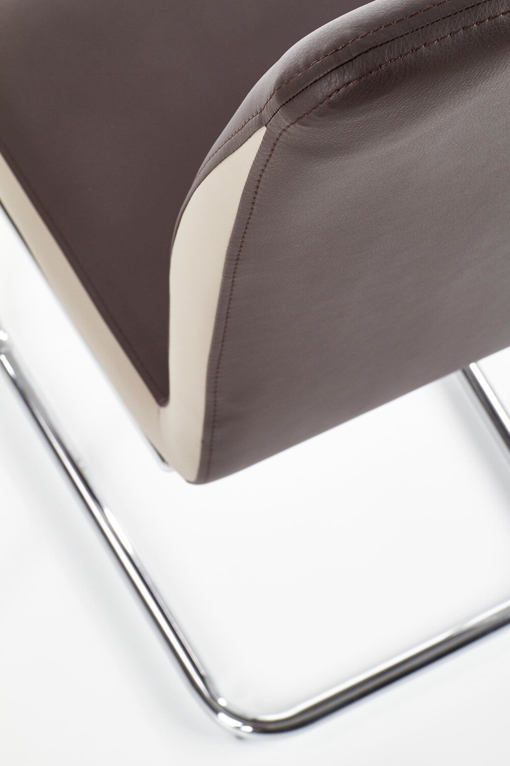 Krzesło tapicerowane Champagne Intesi do jadalni i salonu ekoskóra brązowa nowoczesne