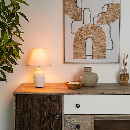 Lampka nocna ceramiczna Balvy biała Atmosphera z abażurem do sypialni w stylu rustykalnym