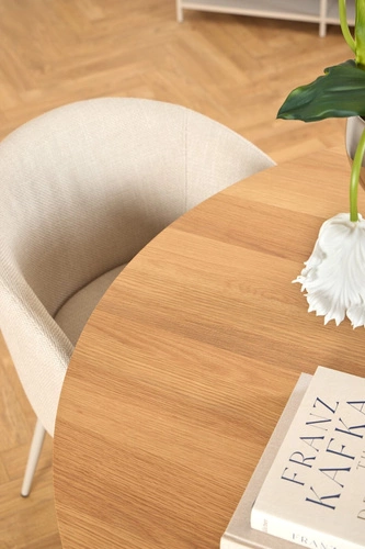 Krzesło tapicerowane Eleonor beżowe Actona do jadalni skandynawskie z podłokietnikami