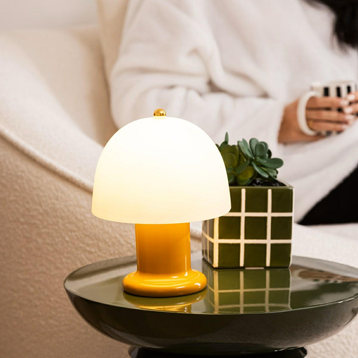 Nowoczesna lampka nocna LED Rick Atmosphera 21 cm żółta do sypialni i salonu na baterie