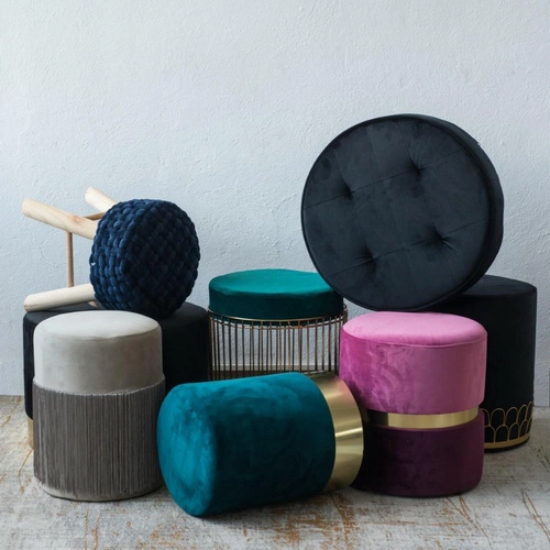 Pufa welurowa Souris Velvet L okrągła niebieska glamour do salonu na złotej podstawie