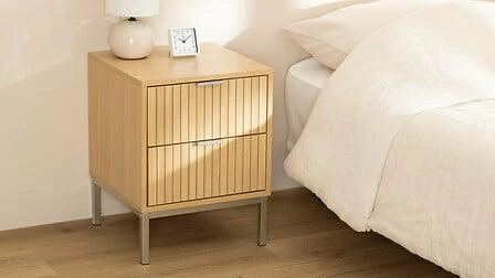 Szafka nocna Atmosphera Tasso naturalna z ryflowanym frontem, złotą podstawą i dwiema szufladami 40 cm szerokości