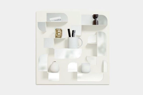 Lustro dekoracyjne Bend białe asymetryczne z półką Umbra do przedpokoju i łazienki