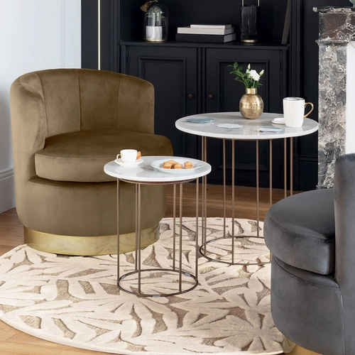 Zestaw 2 okrągłych stolików kawowych Garance biały marmur i złoty glamour do salonu Atmosphera