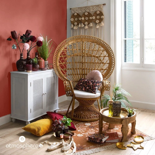 Fotel rattanowy Takta boho do salonu z podłokietnikami i białą poduszką Atmosphera