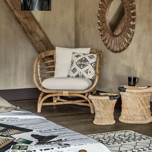 Fotel rattanowy Farah boho biały z podłokietnikami do salonu łatwoczyszczący Atmosphera