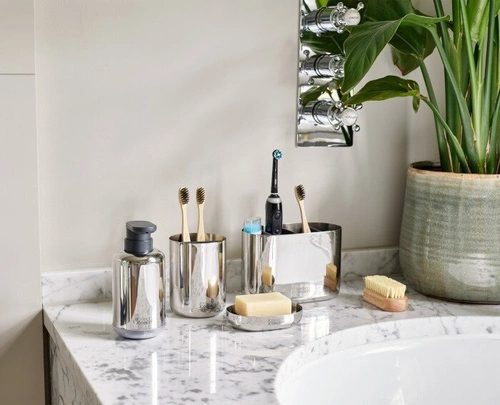 Joseph Joseph EasyStoreLuxe stalowy organizer na szczoteczki do zębów łazienkowy nowoczesny