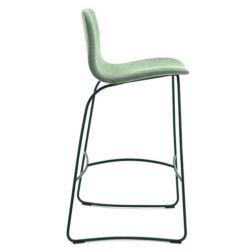 Hoker tapicerowany z oparciem Hips FAMEG personalizowany, industrialny do kuchni i jadalni