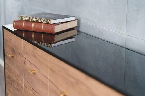 Komoda z szufladami MAUD czarna dąb craft tobacco nowoczesna do salonu i sypialni SKANDICA