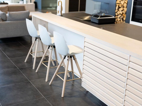 Hoker Oslo biały skandynawski z oparciem do kuchni na dębowych nogach Actona 65 cm