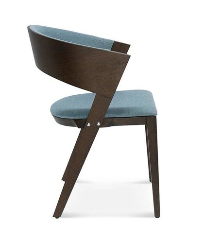 Krzesło tapicerowane Fameg Cosy do jadalni i salonu z podłokietnikami personalizowane drewno