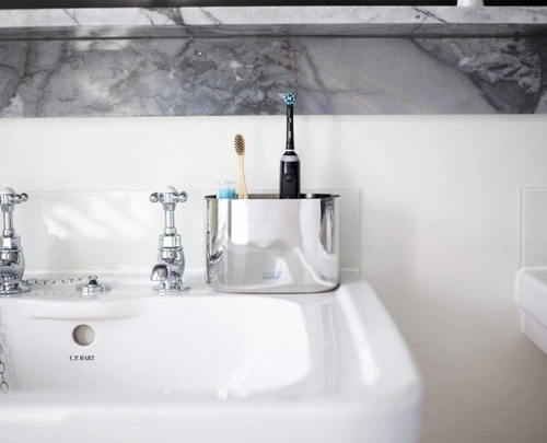 Joseph Joseph EasyStoreLuxe stalowy organizer na szczoteczki do zębów łazienkowy nowoczesny