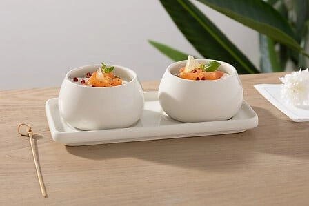Zestaw do serwowania przystawek Nora z białej ceramiki na prostokątnej tacy 5five simply smart