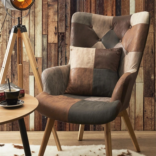 Fotel uszak Helsinki do salonu brązowy patchwork skandynawski z wysokimi nogami Intesi