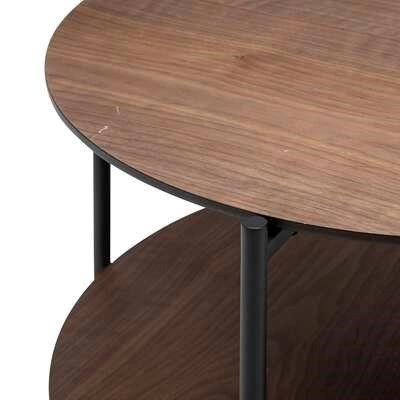 Stolik kawowy Kemi okrągły drewniany orzech 63 cm nowoczesny z półką do salonu Atmosphera