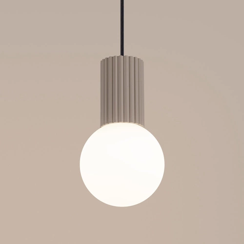 Nowoczesna lampa wisząca kula HALO 1 taupe szklana do salonu i sypialni beżowa